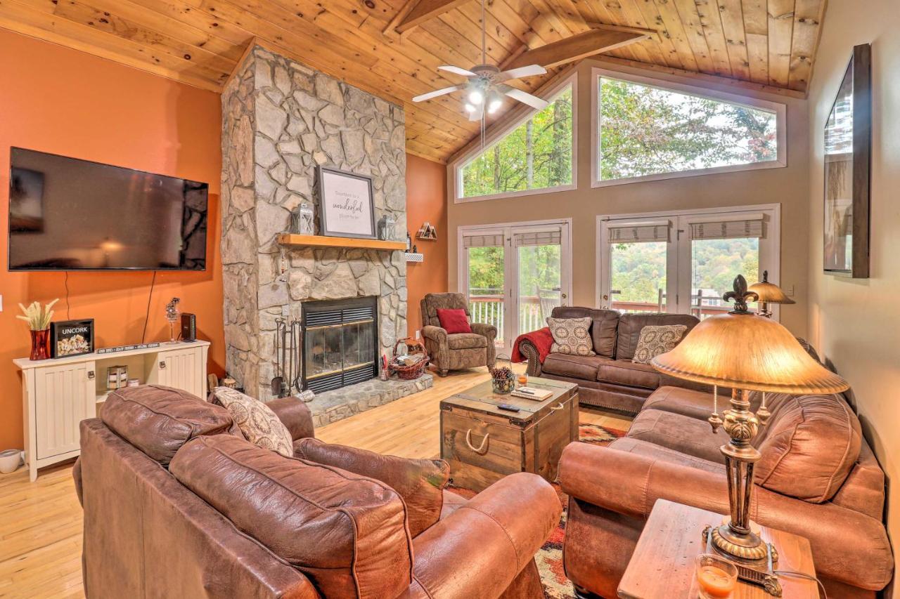 Rustic Red With Deck In Club! Casa de Férias Maggie Valley