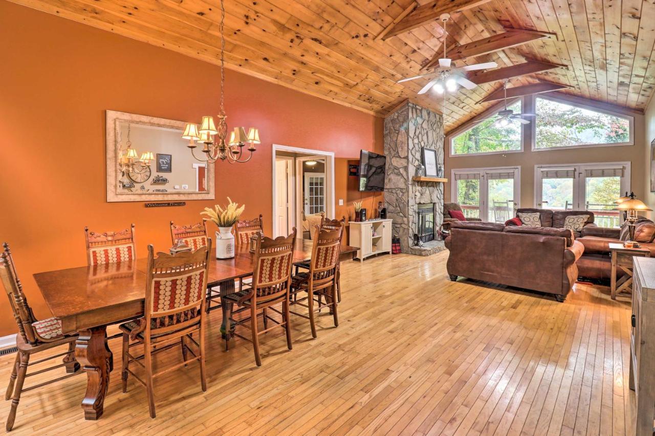 Rustic Red With Deck In Club! Casa de Férias *