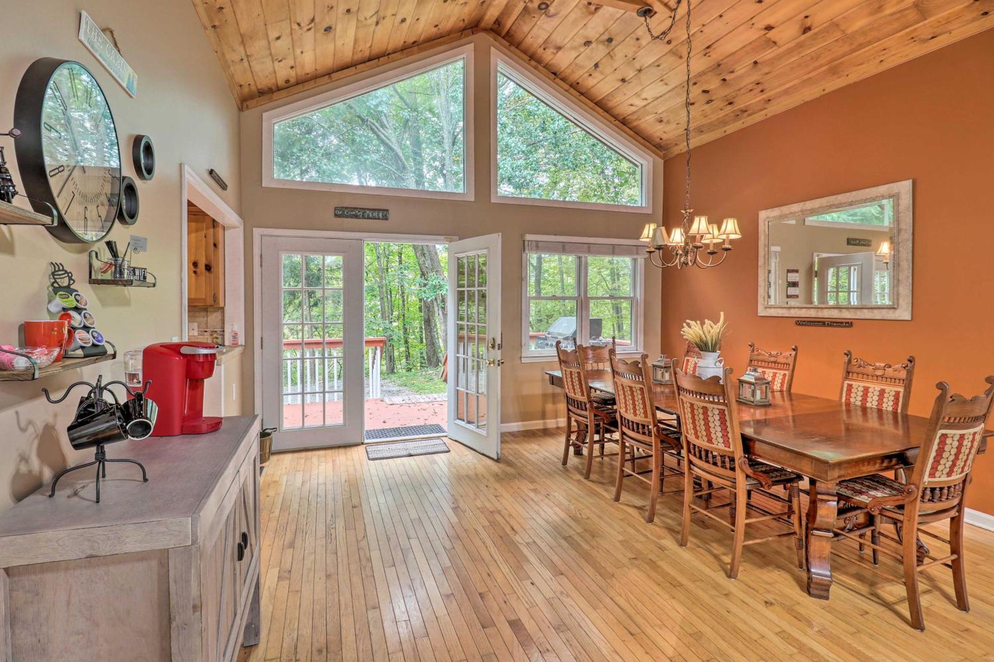 Casa de Férias Rustic Red With Deck In Club! Maggie Valley