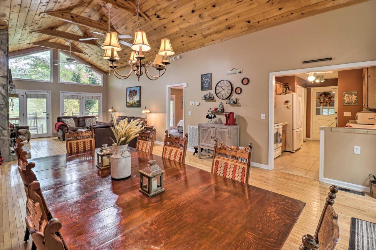 Rustic Red With Deck In Club! Casa de Férias Maggie Valley