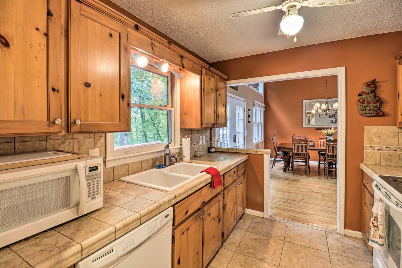 Rustic Red With Deck In Club! * Maggie Valley